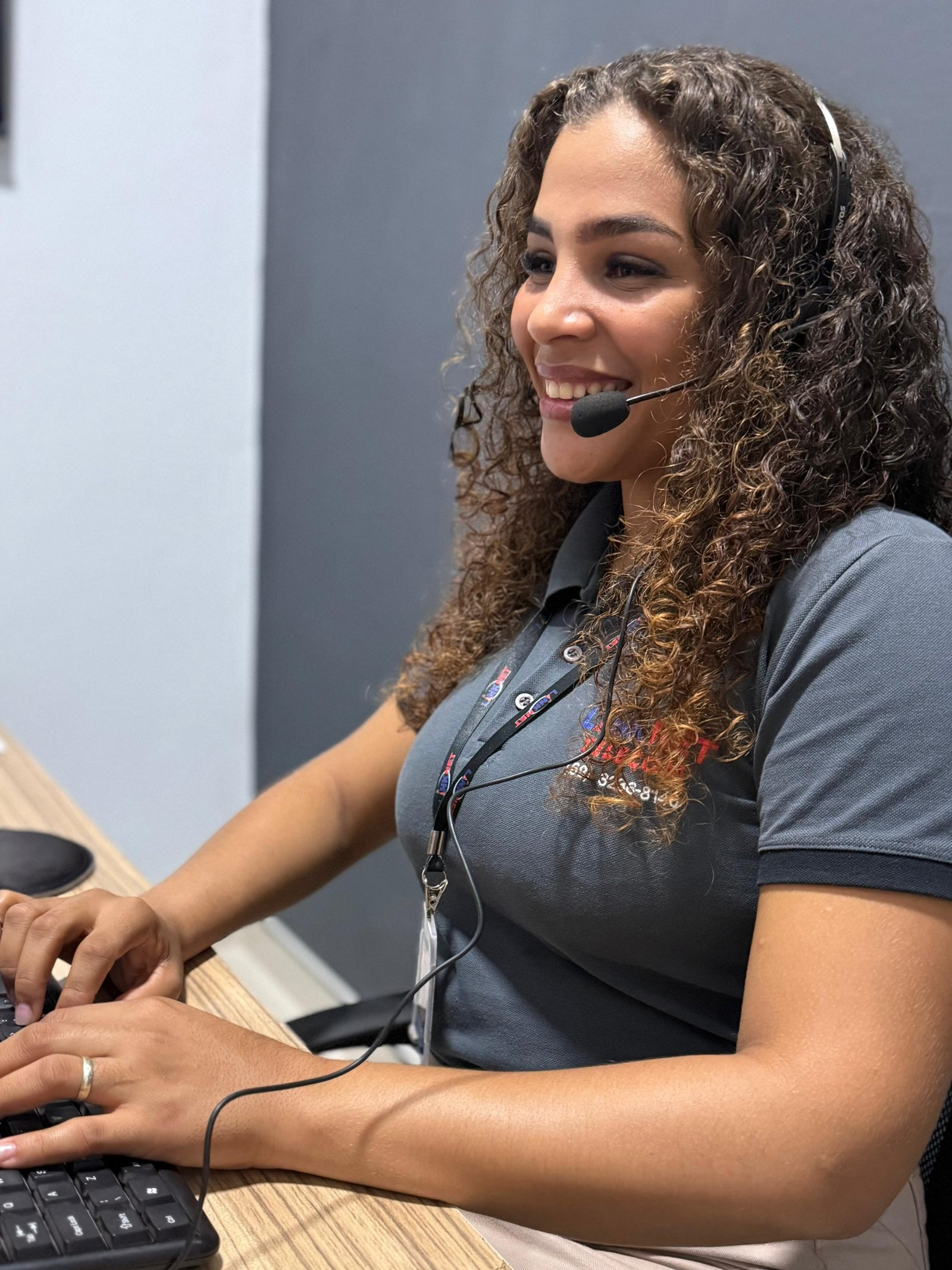 Atendente de suporte da Link Net trabalhando com headset